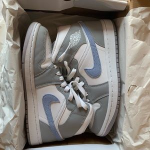 Women’s Air Jordan 1 Mid - White/Aluminum-Wolf Grey Blanc/Gris Loup/Aluminum